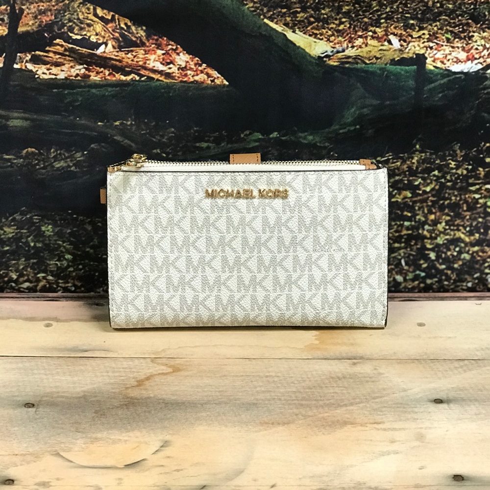 NWT Michael Kors Vanilla Jet Set Wallet. Gorgeous!